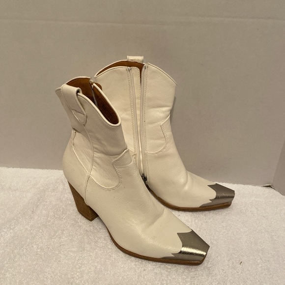 Elegant White Ankle Boots with Silver Tips - Picture 1 of 5